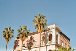 Entender estruturas de dados pode ser uma grande vantagem para melhorar diversos aspectos em um software. Um programa computacional que faz uso desse tipo de implementação de forma eficiente pode performar muito melhor do que um programa que não o utiliza.